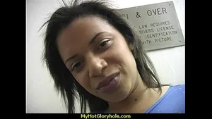 Métisse suce une bite au gloryhole avec expertise