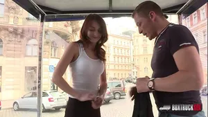 Kate Ross suce et baise une grosse bite en public