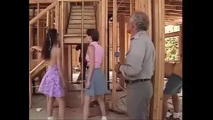 Gangbang brutal d'ouvriers baisent MILF sur chantier