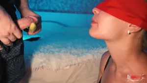 Belle-mère dupée suce la bite de son beau-fils