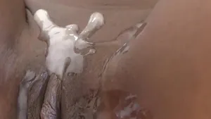 Blackette suce et reçoit du sperme sur sa chatte