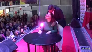 Latina aux gros seins baisée en public à Barcelone