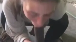 Française suce bite inconnue et avale sperme première fois