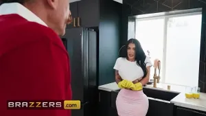 Belle-sœur baise en cuisine pendant que sa sœur dort