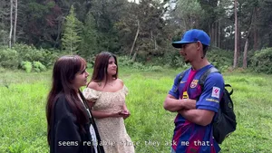 Deux latinas baisent leur guide en forêt - Trio sauvage