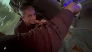 Pipe gay dans le bus, il avale son sperme en public