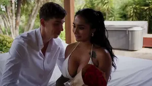 Yasmina Khan se fait défoncer le cul par son mari