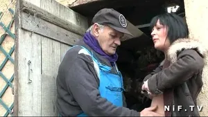 Papy français baise MILF gros seins avec jeune ami
