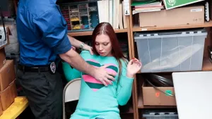 Voleuse tchèque baisée par le garde pour éviter la police