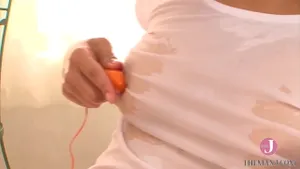 An Shinohara se fait baiser pour ses débuts AV japonais