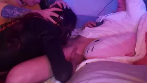 Deux travesties noires sucent une bite pour son sperme