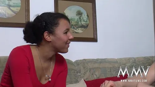 Blackette timide baisée dur lors de sa première fois