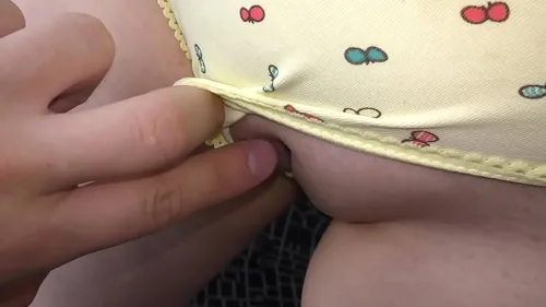 Copine d'ami suce une bite pour la première fois POV