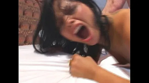 Trio bisexuel hardcore avec brunette et deux mecs bi