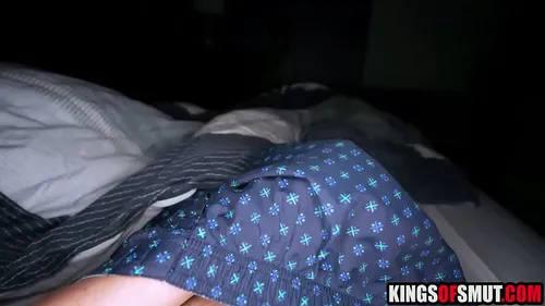 Belle-mère blonde séduit son beau-fils dans son lit