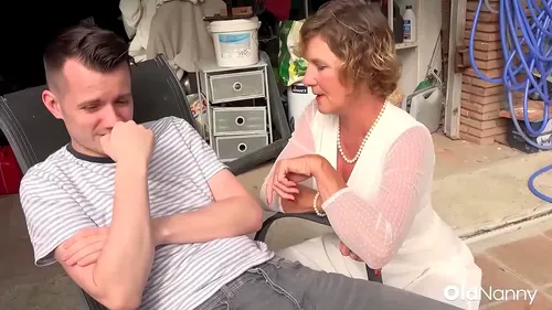 Grand-mère cougar baise un jeune dans un garage