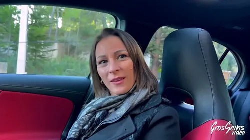 Kyara MILF brune suce et baise une grosse bite amateur