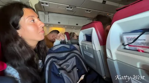 Pipe risquée dans un avion - Fellation publique extrême