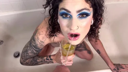 Groupie tatouée boit pisse et se fait défoncer le cul