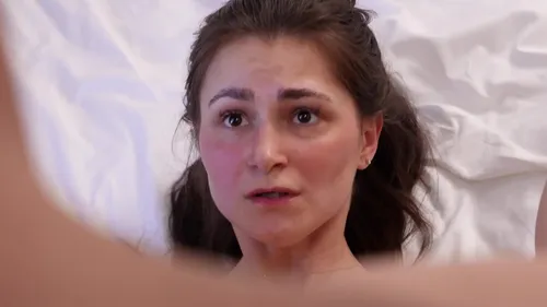 Brunette supplie de se faire défoncer le cul brutalement