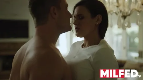 Belle-mère MILF baise avec son beau-fils - Sexe tabou