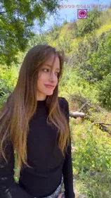 Pipe bavante de Nadia Noja en forêt - POV fellation